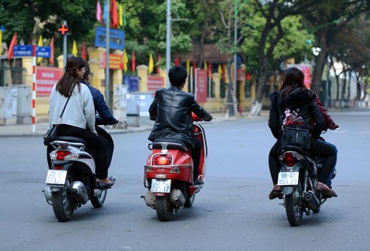 11-types-of -running-scooter-in- vietnam-wall-on-the-street